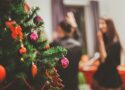 Weihnachtsfeier-Playlist 2025 – mit diesen Songs wird die Party zum Hit
